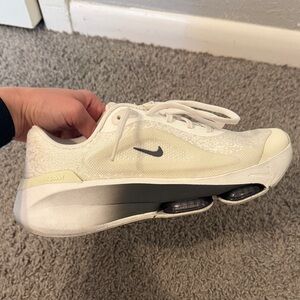 Nike Women’s Versair Sneakers (7.5)